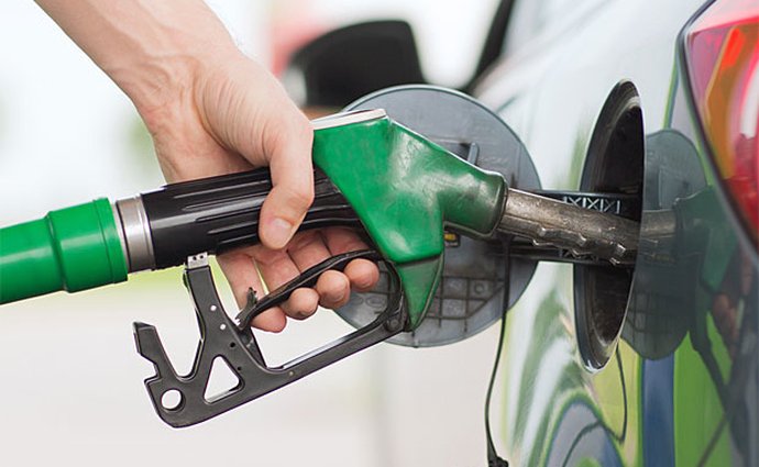 Ceny pohonných hmot v Česku znovu klesly, již třetí týden v řadě