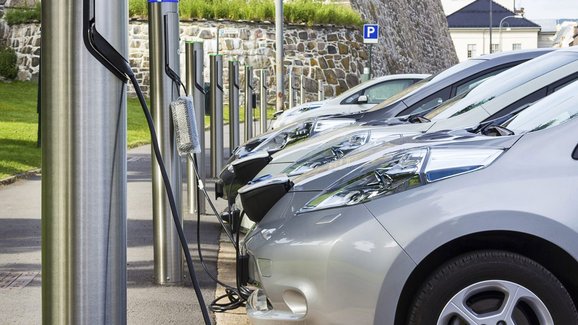 Výrobce klimatizací prý našel způsob, jak prodloužit dojezd elektromobilů o 50 %