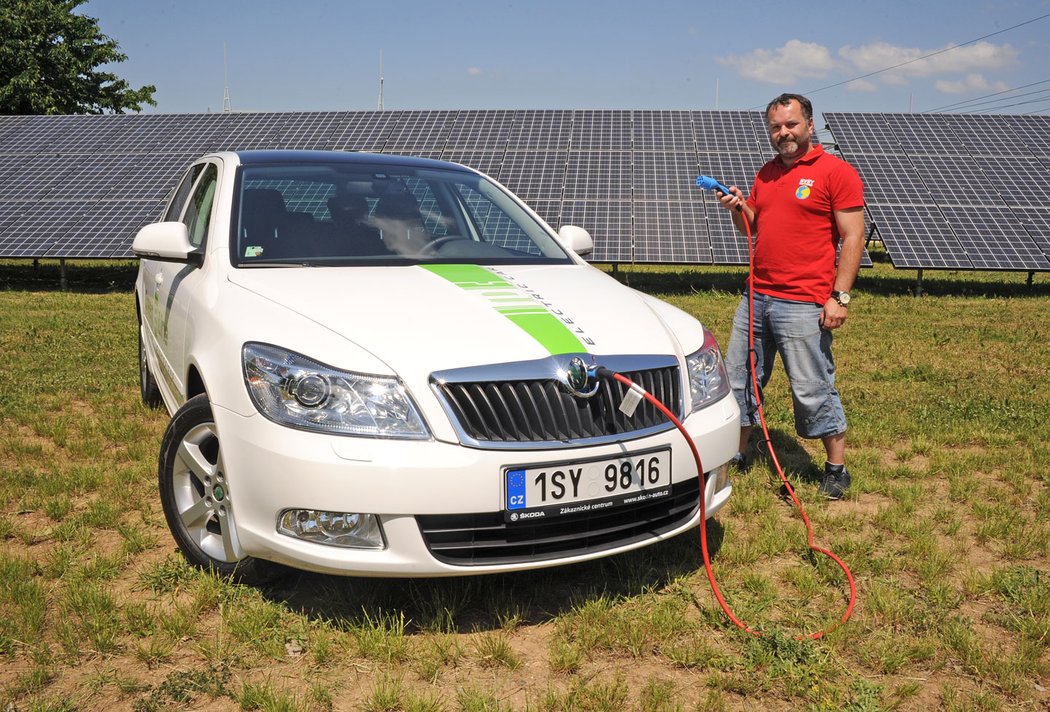 Podpora fotovoltaické energie vyjde jednu domácnost až na 10 000 Kč ročně. Kolik nás budou stát stejně poblázněné cíle na prosazení sta tisíc elektromobilů?