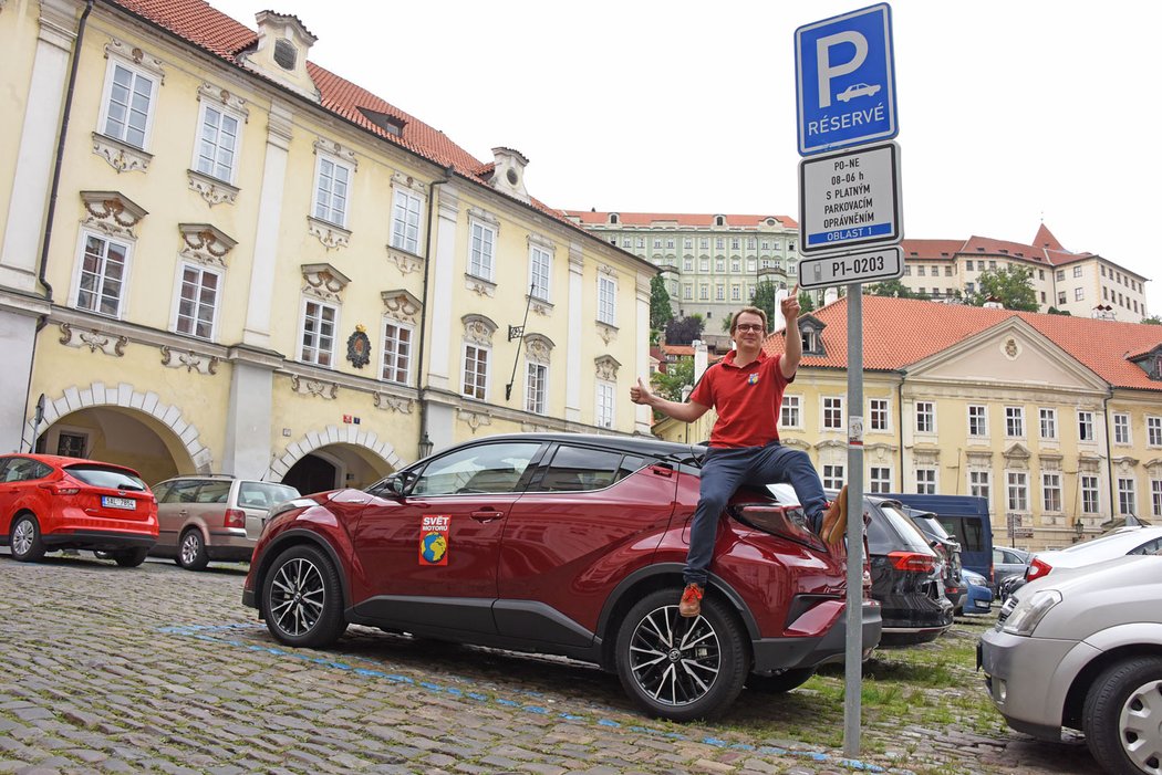 Parkování na pražském Starém městě jsme hned vyzkoušeli s hybridní Toyotou C-HR.