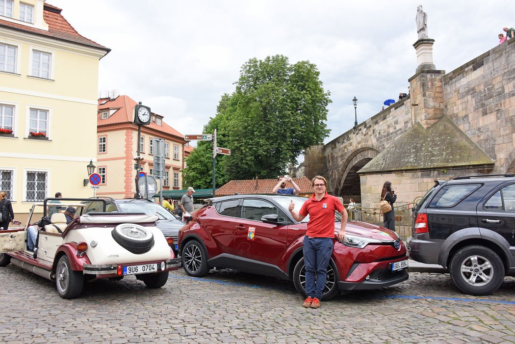 Parkování na pražském Starém městě jsme hned vyzkoušeli s hybridní Toyotou C-HR.