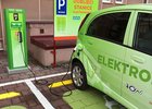 Dnešním dnem měl ČEZ razantně zdražit nabíjení elektromobilů. Místo toho je zdarma