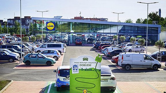Čeští majitelé elektromobilů se mohou těšit na další dobíječky. Postaví je Lidl