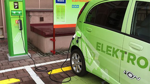 Dnešním dnem měl ČEZ razantně zdražit nabíjení elektromobilů. Místo toho je zdarma