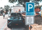 Praze hrozí pokuta od ÚOHS kvůli pravidlům stání pro hybridy