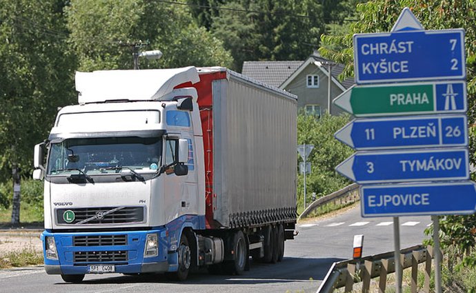 Vláda nechce zakázat vjezd kamionů na silnice nižších tříd
