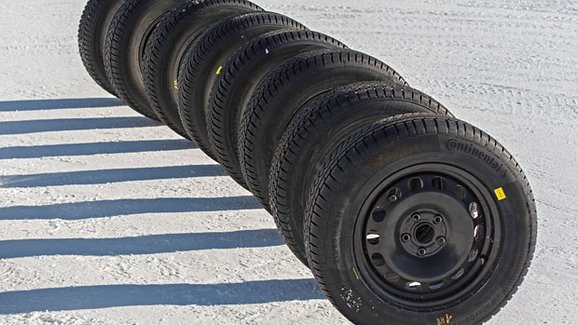 Zájem o zimní pneumatiky je letos nižší. Může za to počasí