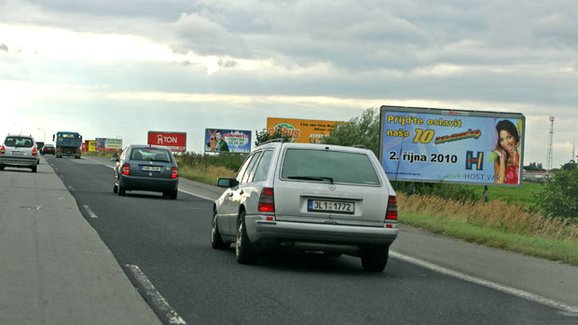 Jak to, že nezmizely poutače od silnic: Proč ještě stojí billboardy?