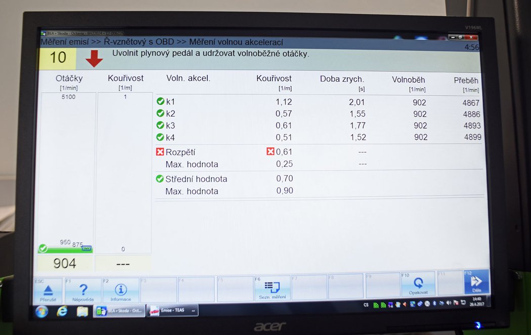 Skutečnost je jiná – technik musí pokračovat, dokud rozptyl jednotlivých měření neklesne pod 0,25. Když máte ve výfuku naskládané saze, může to místo nutných tří být i šest a více pokusů.