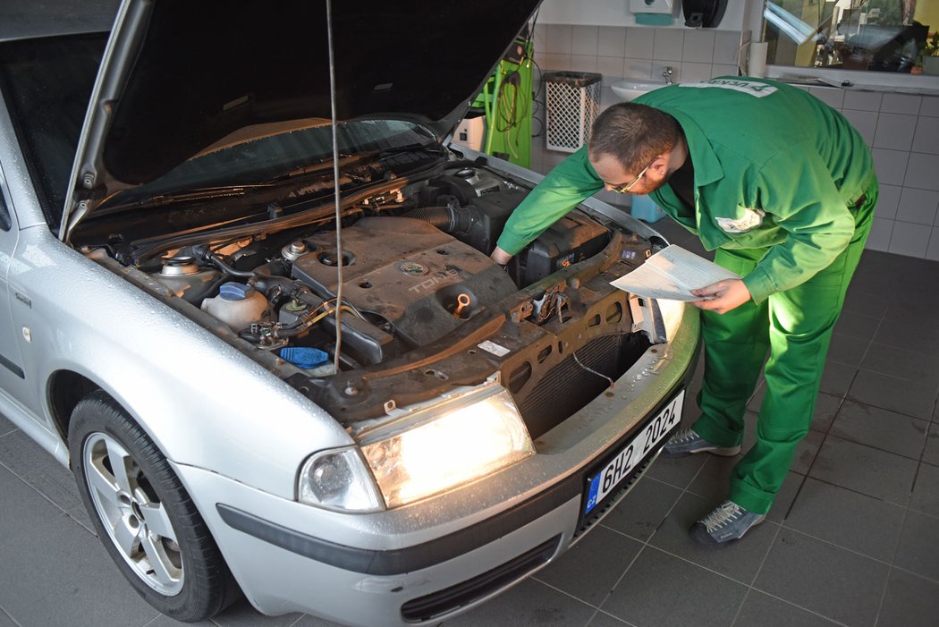 Technik musí zkontrolovat, zda je pod kapotou vše v pořádku. Ovšem potřebná data nemají často ani automobilky, takže jde spíš o to, aby jej nic nepraštilo do očí.