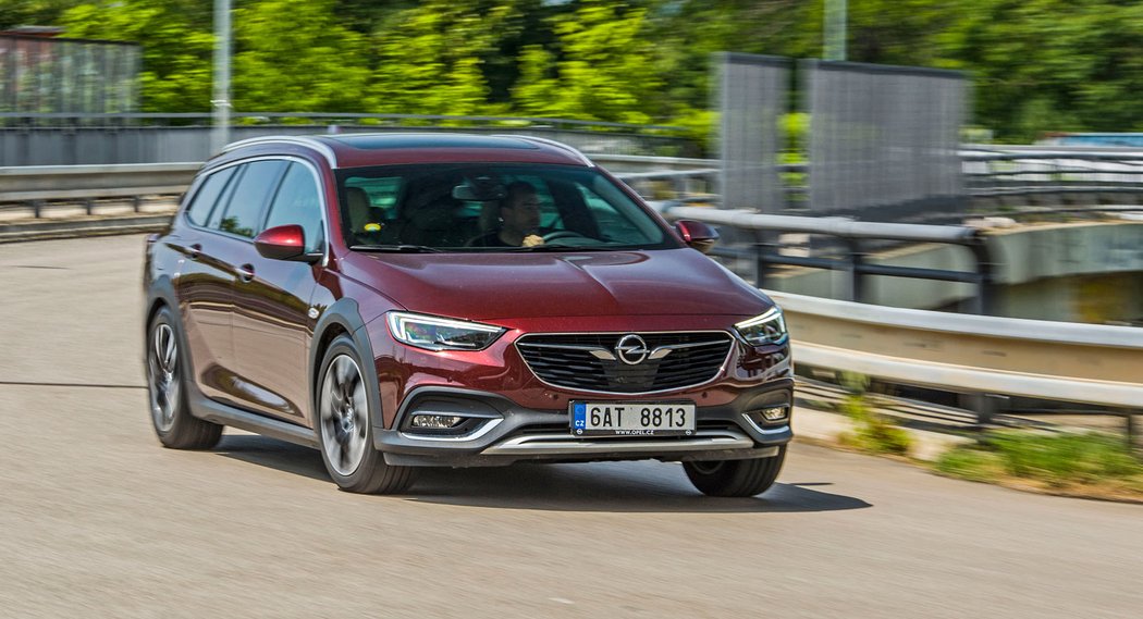 Opel začal s přípravami na nová pravidla včas. Insignia Biturbo CDTi plní normu Euro 6c už od loňské premiéry. Připraveny jsou i motory v astře, zdrží se CNG pro zafi ru.