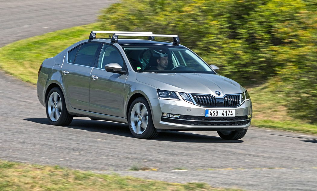 Na rozdíl od karoqu už octavia dostala motor 1.5 TSI. DIeselový dvoulitr ale chybí, což zamrzí dálkové letce. Počkat si musejí i příznici zemního plynu.