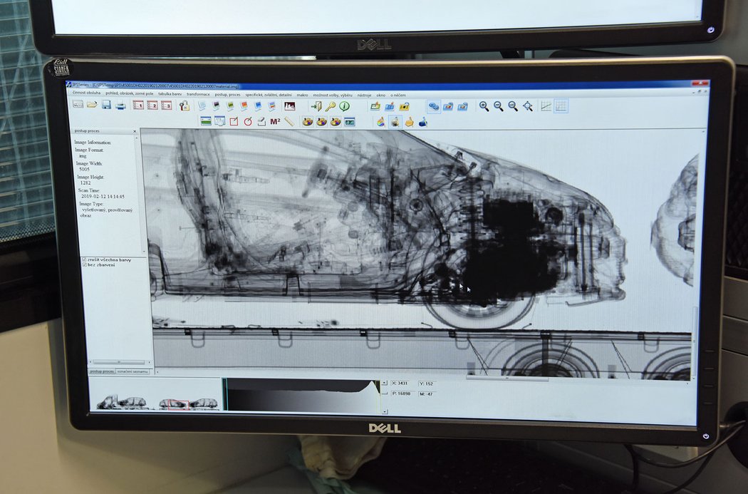 Nezasvěceným podobné obrázky z RTG technologie příliš neřeknou. Důležitější však je, že žádné podezřelé úkryty v našem automobilu Jiří Pomahač nenachází.