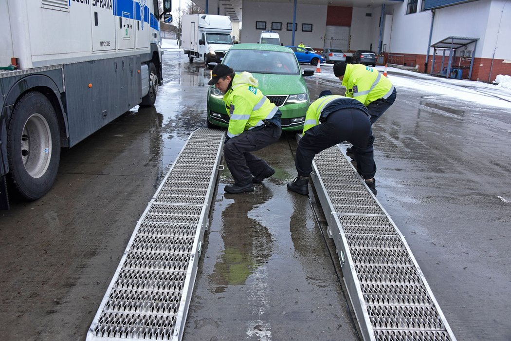 U rentgenování osobních automobilů využívají celníci speciální plošinu. Pro správné čtení materiálu totiž musí být vozidlo v dostatečné výšce nad zemí.