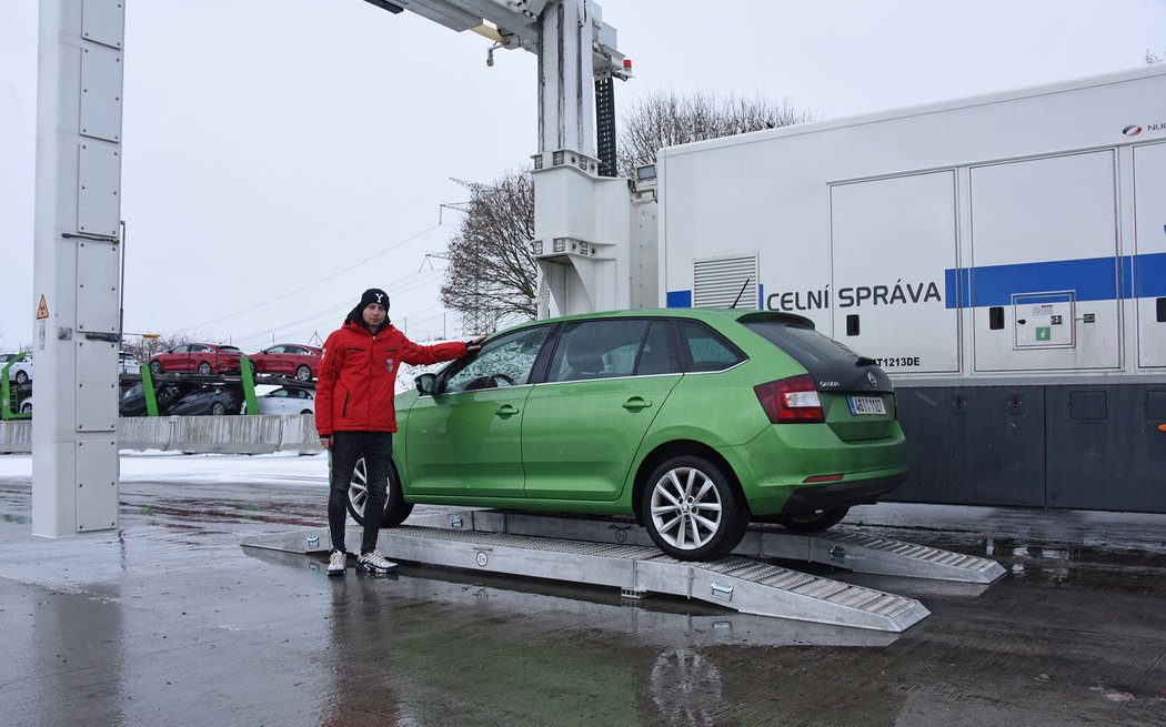 Po třinácti minutách dáváme skenovacímu pásmu vale. Podstatně dřív než třeba autobusy. Z důvodu množství přepážek považují celníci právě jejich kontrolu za nejpracnější a časově nejnáročnější.