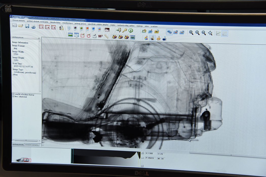 Nezasvěceným podobné obrázky z RTG technologie příliš neřeknou. Důležitější však je, že žádné podezřelé úkryty v našem automobilu Jiří Pomahač nenachází.