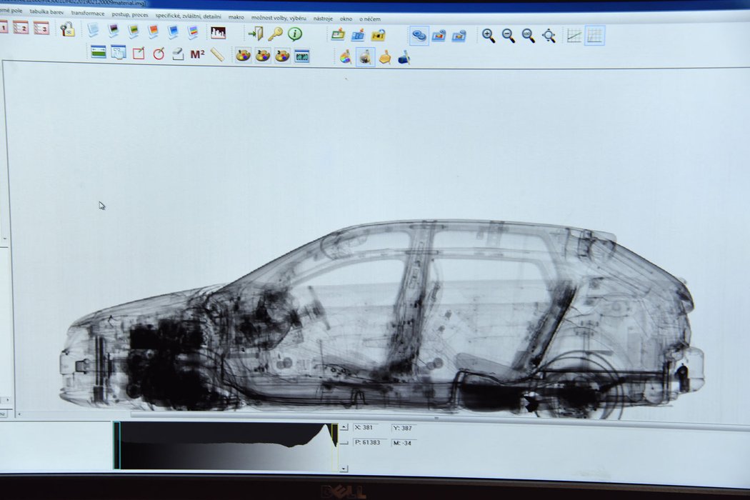 Nezasvěceným podobné obrázky z RTG technologie příliš neřeknou. Důležitější však je, že žádné podezřelé úkryty v našem automobilu Jiří Pomahač nenachází.