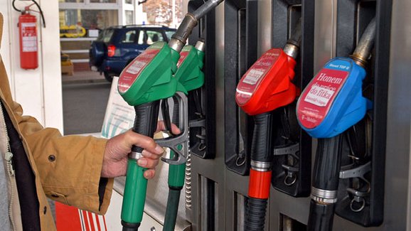 Benzin v naftovém autě: Co když špatně natankujete? Škody mohou být obrovské!