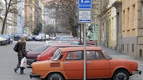 Natočte nastartované auto a dostanete část z pokuty, aneb udáváním za čistší ovzduší