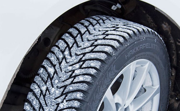Až pětina aut má na začátku zimy nevhodné pneumatiky. Co to může znamenat?