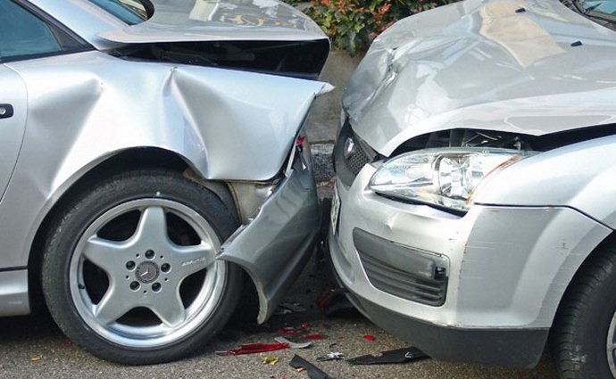 Poslanci se zase vytáhli: Hrozí zdražení pojištění aut