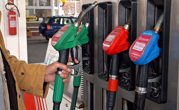 Ceny paliv u nás klesly o více než padesát haléřů, pokles bude pokračovat
