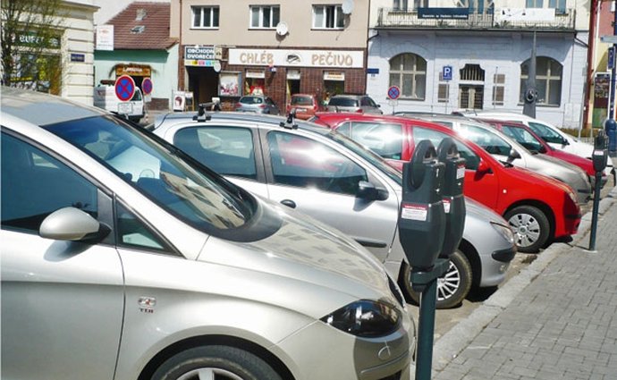Nový parkovací systém v Benešově vydělává miliony