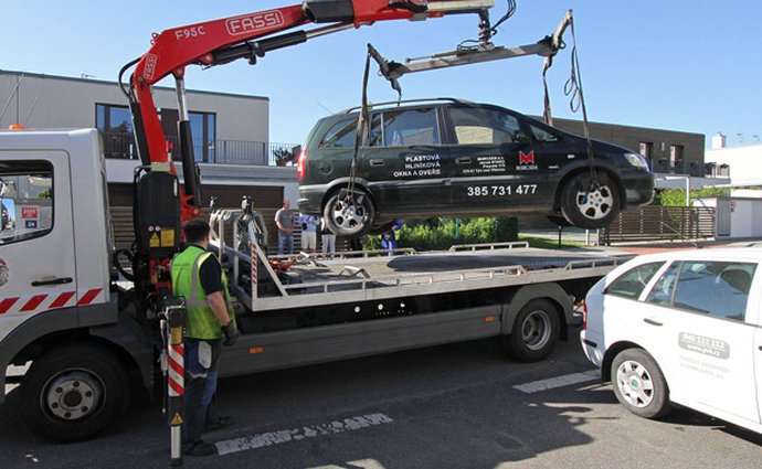 Poslanci se bouří proti odtahům svých vozů, chtějí změnit zákon