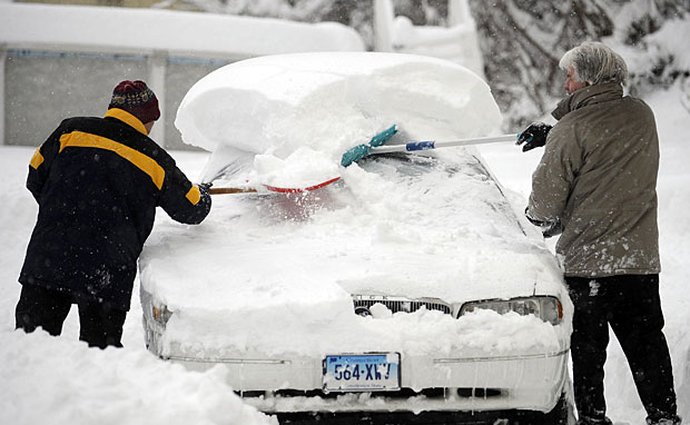 Novela silničního zákona: Povinnost očistit celý vůz od sněhu a zabavování „techničáku“