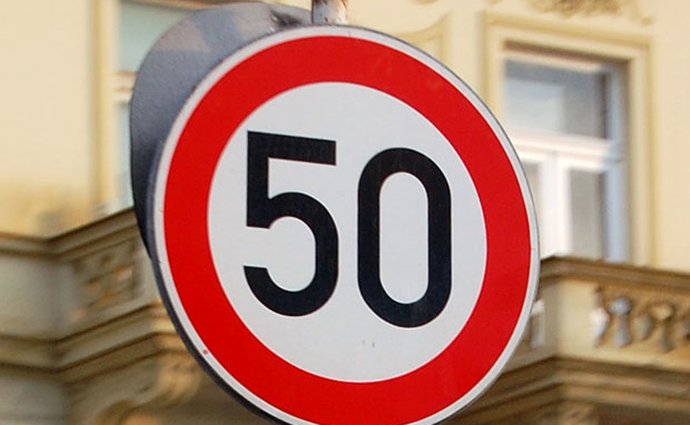 Limit 50 km/h ve městě platí 20 let. Proč se povolená rychlost tehdy snižovala?