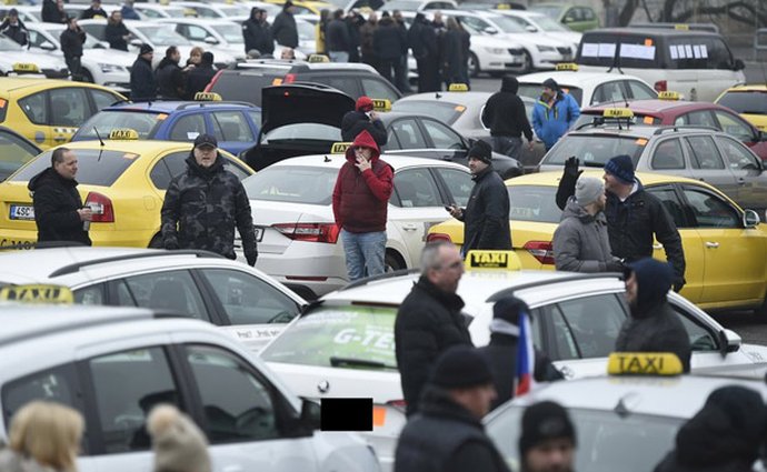 Taxikáři o dalších protestech rozhodnou po setkání s Babišem