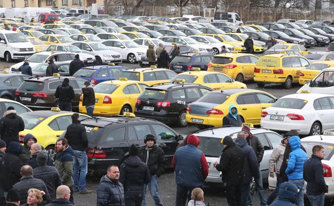 Vláda slíbila taxikářům srovnání podmínek, řidiči zrušili protest