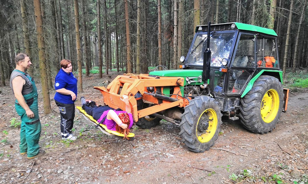 Zásah u ženy s komplikovanou zlomeninou nohy v nepřístupném terénu, kdy Bořek Bulíček zastavil traktor s radlicí a jeho prostřednictvím dokázali zraněnou přiblížit k sanitce.
