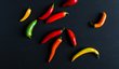 Když použijete chilli papričky různých barev, bude vypadat nakládaný česnek veseleji