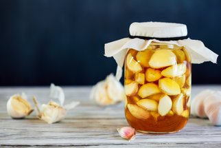 Jak vyzrát na chřipku a bolest v krku? Vyrobte si účinný lék z medu a česneku 