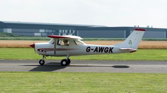 Víš, co máš dělat, řekl pilot za letu a vyskočil z letadla. Studentka musela sama přistát Víš, co máš dělat, řekl pilot za letu a vyskočil z letadla. Studentka musela sama přistát