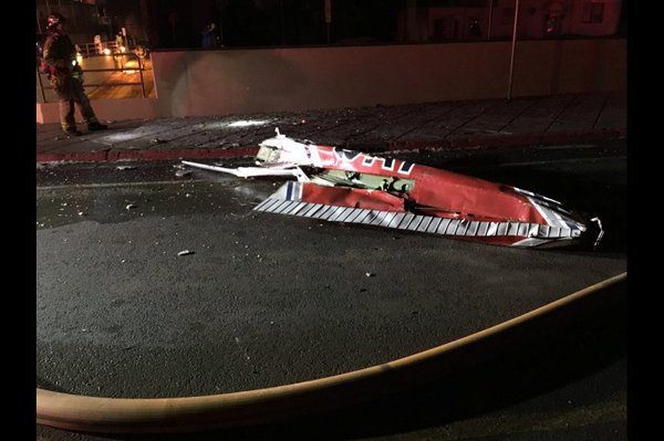 Na Aljašce do budovy narazilo malé letadlo, pilot zemřel.