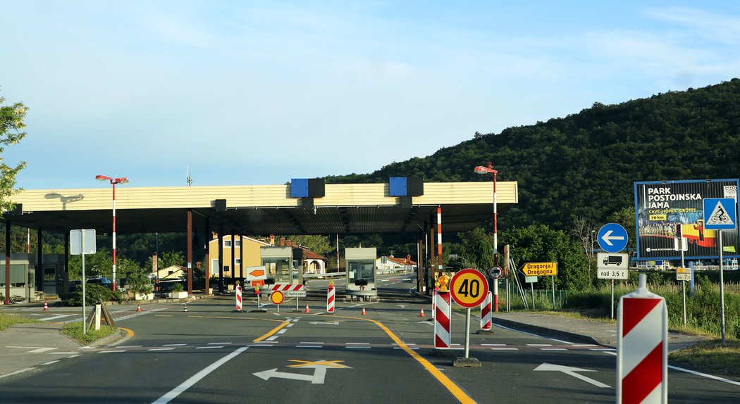 Přejezd do Chorvatska nám lehce zkomplikuje zavřený přechod Sečovlje. Otevírá se až 1. června. Ale funkční náhrada Dragonja/Buje leží jen o čtyři kilometry vedle.