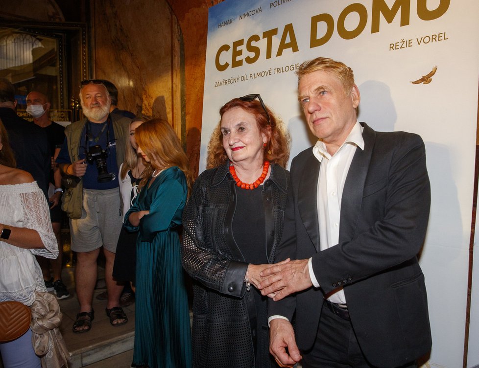 Premiéra filmu Cesta domů: Eva Holubová a Tomáš Vorel st.