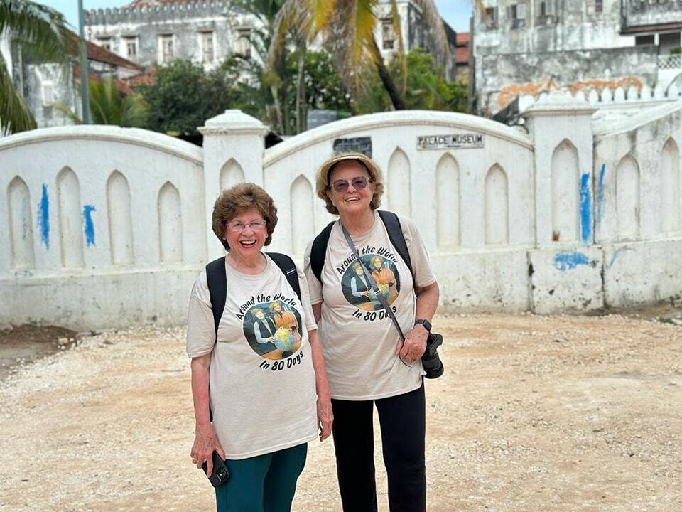 Kamarádky Sally a Ellie v jednaosmdesáti letech procestují celý svět za 80 dní.