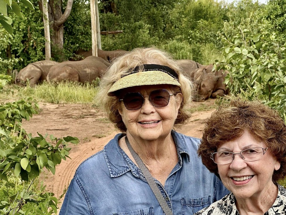 Kamarádky Sally a Ellie v jednaosmdesáti letech procestují celý svět za 80 dní.