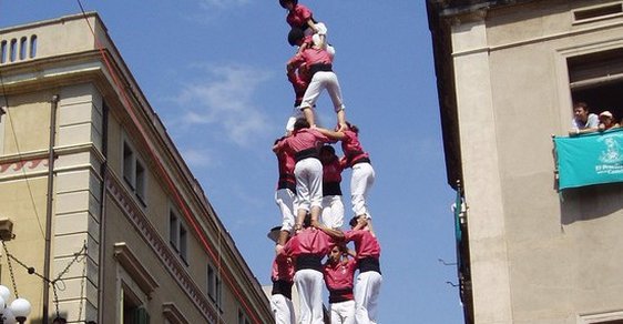 Lidské věže v Katalánsku. Takzvané castelly se tyčí do výše mnoha metrů