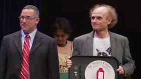 Český tým v čele s Jaroslavem Flegrem (vpravo) z Karlovy univerzity získal parodii na Nobelovu cenu.