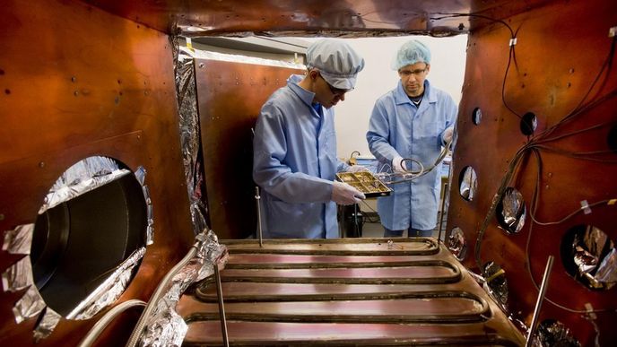 Čeští vědci pracující na zařízení pro sondu Solar Orbiter