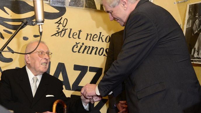 Čestmír Císař 25. února 2013 na oslavě s budoucím prezidentem Milošem Zemanem
