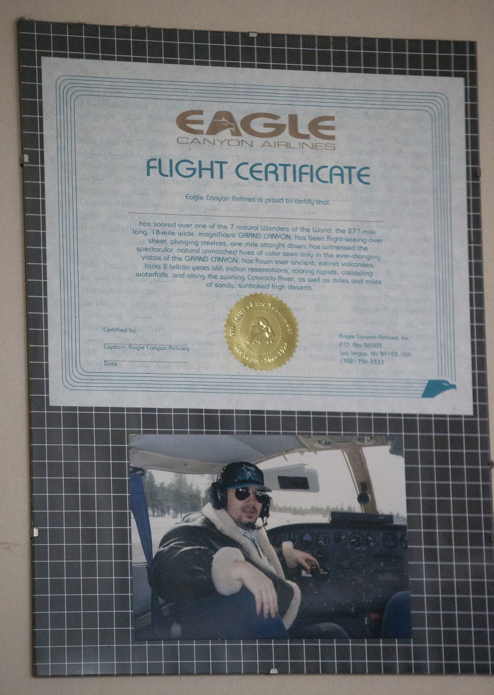 Čestmír si zarámoval a vyvěsil certifikát o létání.