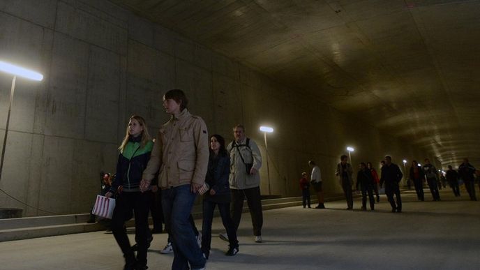 Cestou měli návštěvníci jedinečnou možnost si prohlédnout strojovnu vzduchotechniky, nejmodernější tunelářské stroje, obdivovat tuny betonu obklopující je ze všech stran a tu a tam nakouknout do sousedního tubusu.
