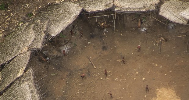 Letecký záběr odhalil v Amazonském pralese minivesničku.