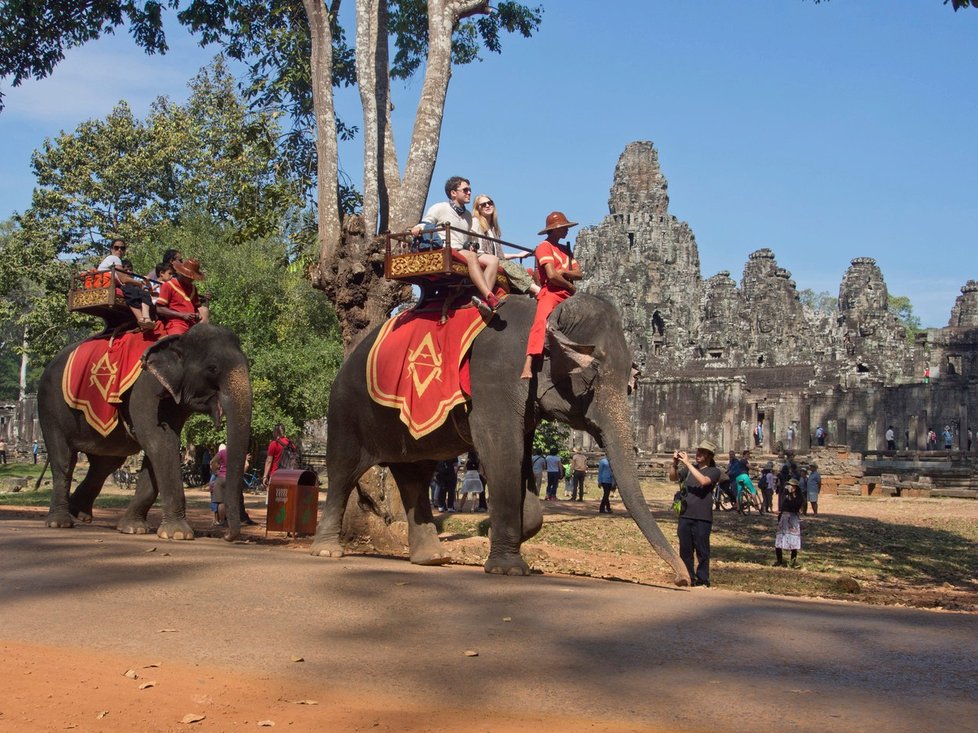 Turisté na slonech u Angkor Vat