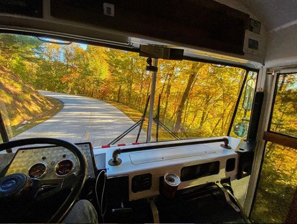 I takové výhledy se jim naskýtají díky autobusu, který si sami zrekonstruovali.